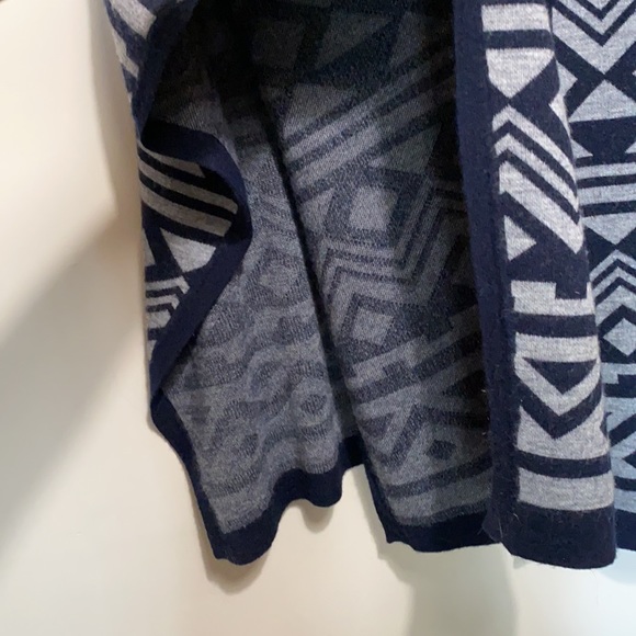 Patterned grey and navy blue poncho sweater - Picture 5 of 10